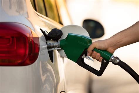 Hasta $7 el galón: por qué sigue subiendo el precio de la gasolina en EEUU